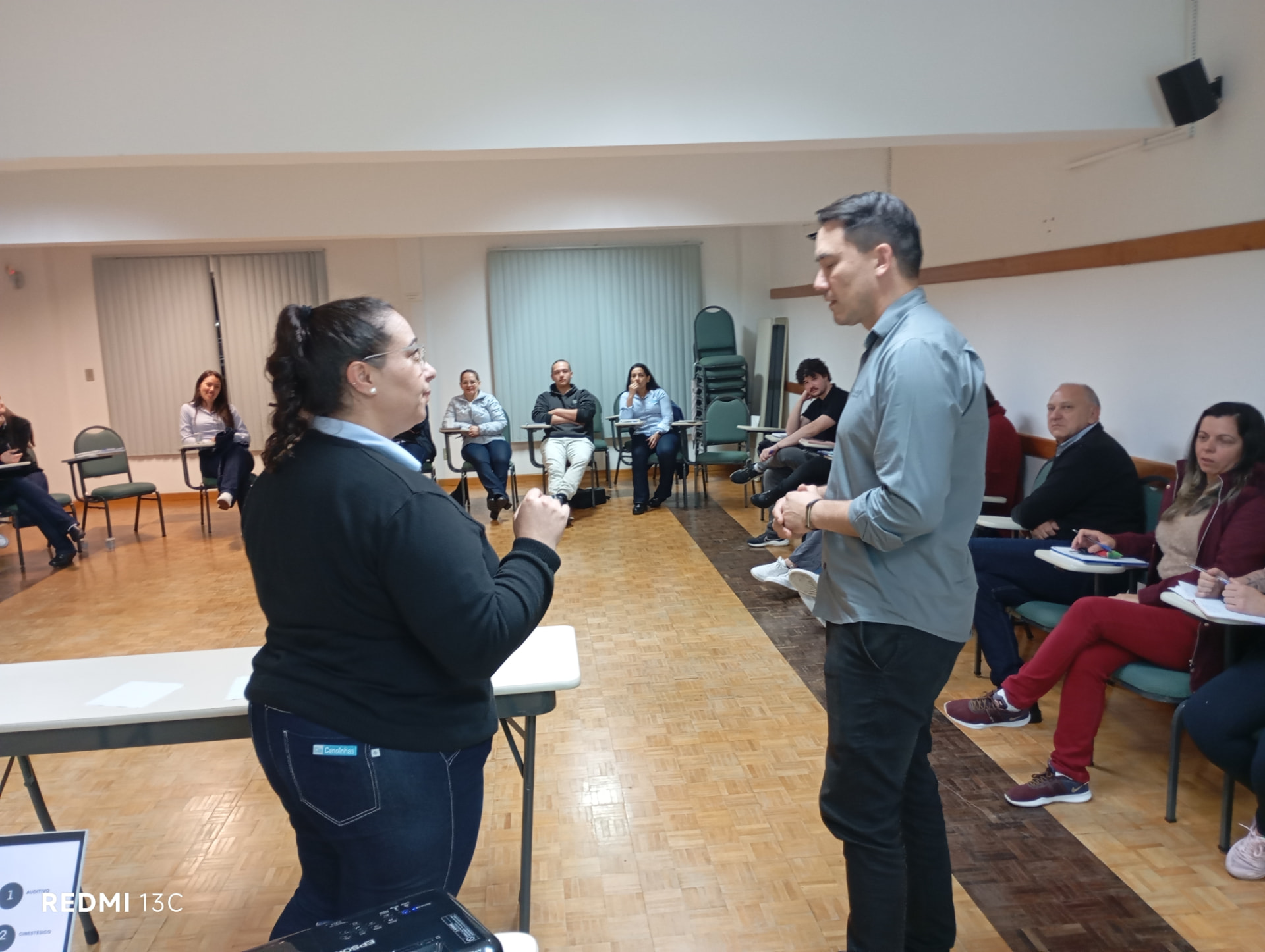 Lubben conduzindo exercício prático de comunicação com participante