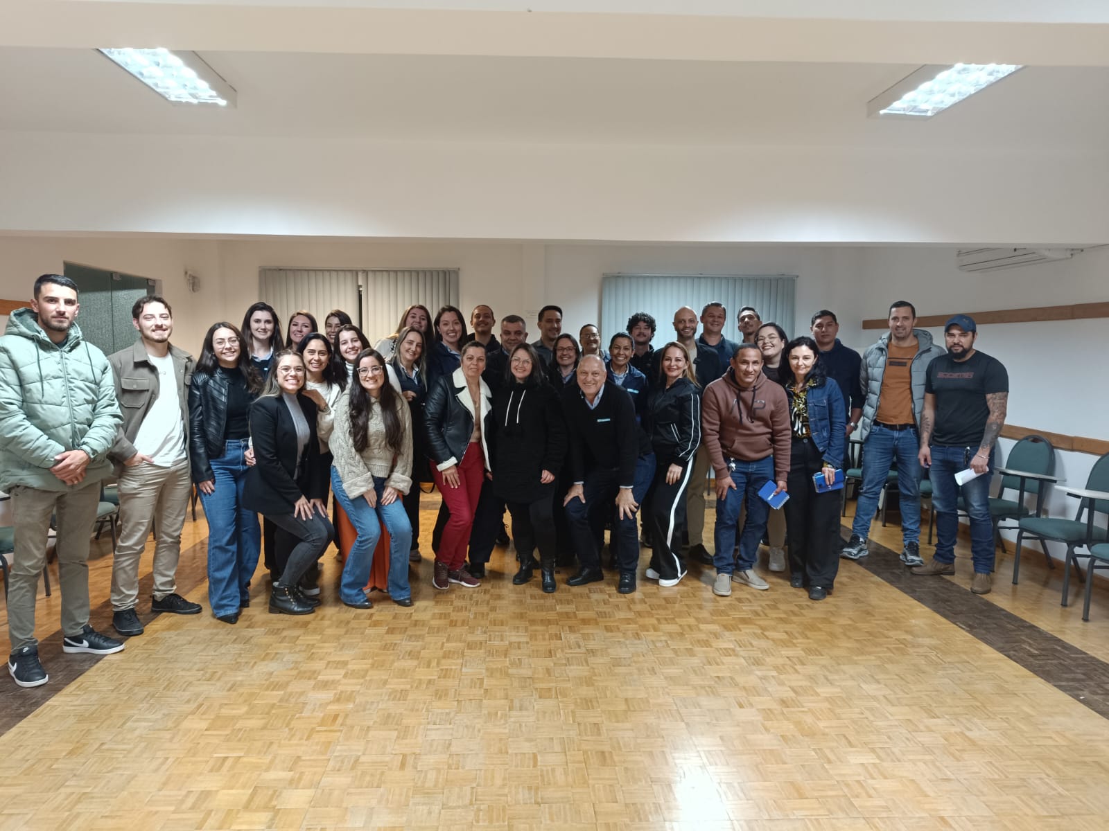 Foto do grupo completo ao final de um treinamento corporativo