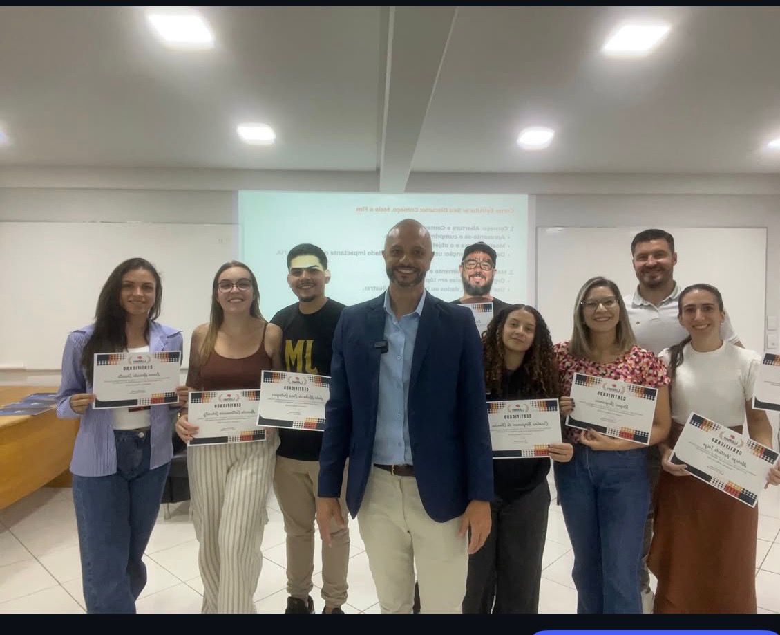Turma recebendo certificados após treinamento de comunicação
